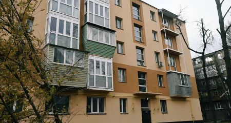 Як триває відбудова двічі пошкодженого будинку в центрі Запоріжжя – кадри