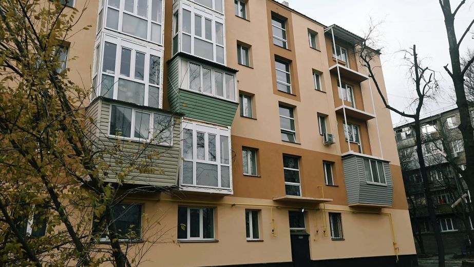 Як триває відбудова двічі пошкодженого будинку в центрі Запоріжжя – кадри