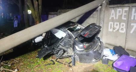 Есть погибшие: BMW с пассажирами влетел в электроопору в Запорожье