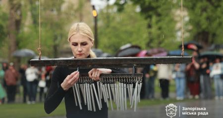 Еще 85 колокольчиков в честь павших добавили на мемориале в Запорожье
