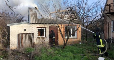 На Запоріжжі внаслідок ворожих ударів горіли дача та сарай