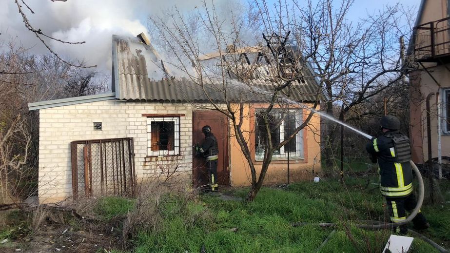 Горіли побутові речі та дах будинку: ДСНС загасила 4 пожежі на Запоріжжі