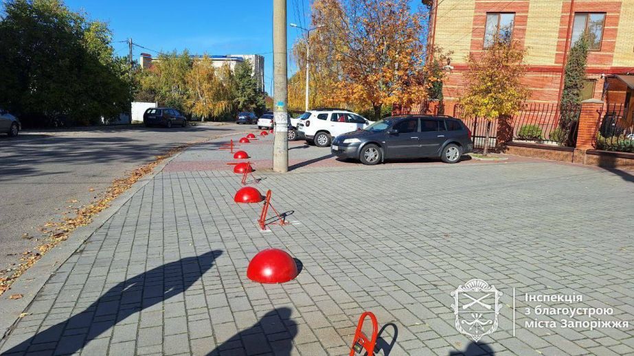 Відгородитися не вдалося: у Запоріжжі демонтували паркувальні бар’єри