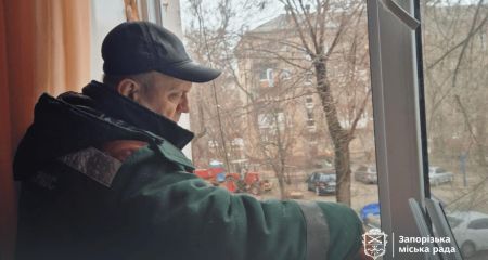 Пошкоджені 15 будинків: запорізькі комунальники лагодять вибиті вікна
