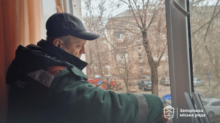 Повреждены 15 домов: запорожские коммунальщики чинят выбитые окна