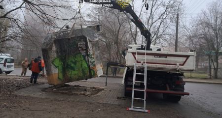 Підприємець проігнорував вимогу: нелегальний кіоск знесли у Запоріжжі