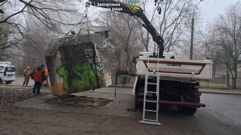 Підприємець проігнорував вимогу: нелегальний кіоск знесли у Запоріжжі