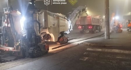 Коммунальщики по ночам ремонтируют дорогу в одном из районов Запорожья – кадры