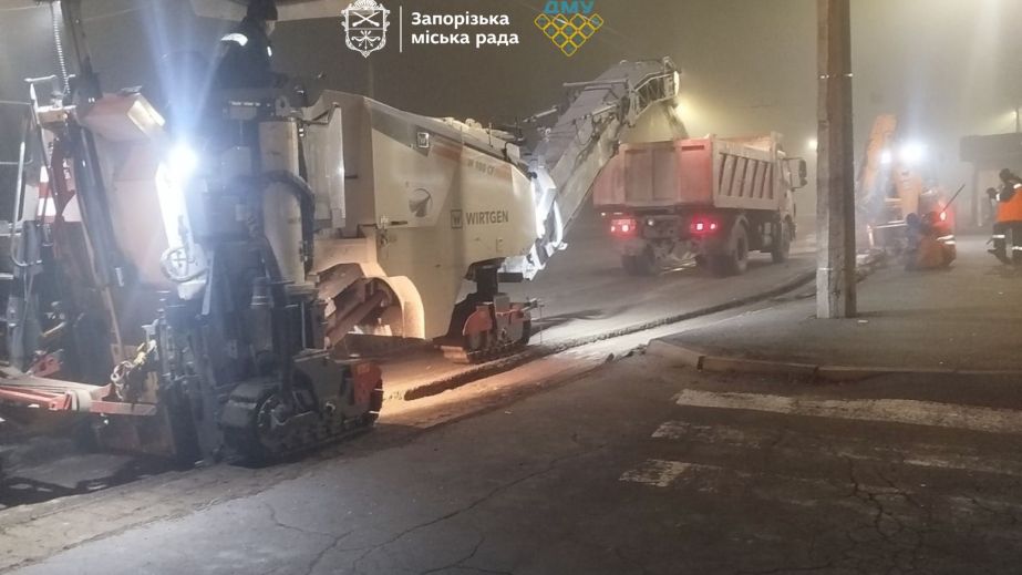 Комунальники ночами ремонтують дорогу в одному з районів Запоріжжя – кадри
