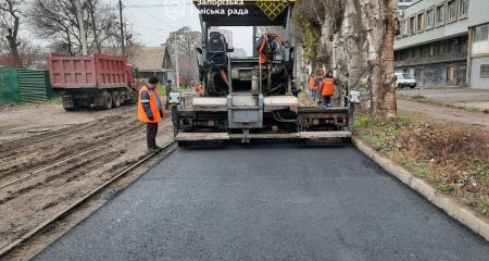 Масштабный ремонт дороги проходит на Почтовой в Запорожье – кадры