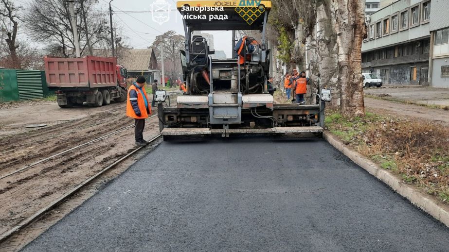 Масштабный ремонт дороги проходит на Почтовой в Запорожье – кадры