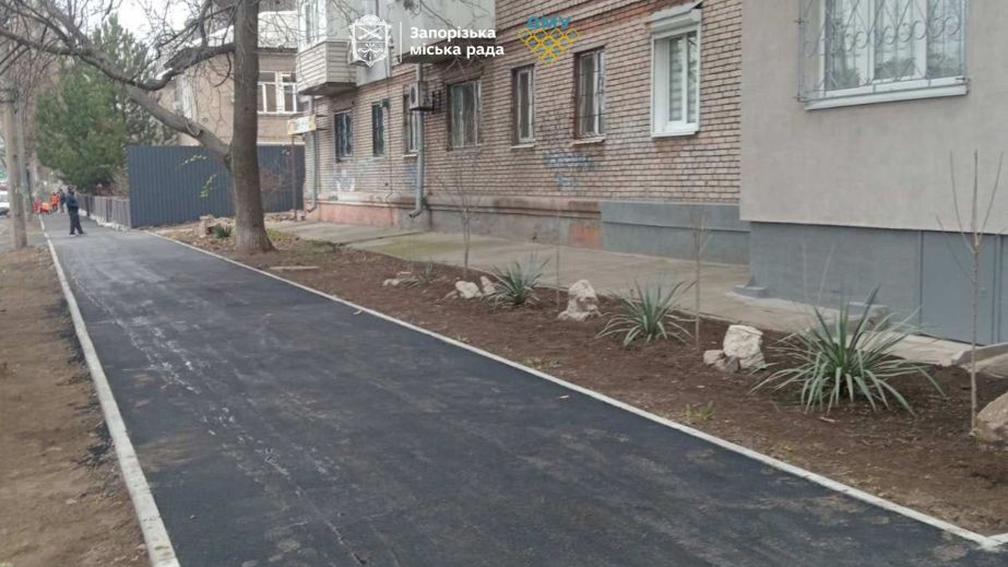 Тротуар на Поштовій відремонтували запорізькі комунальники – кадри