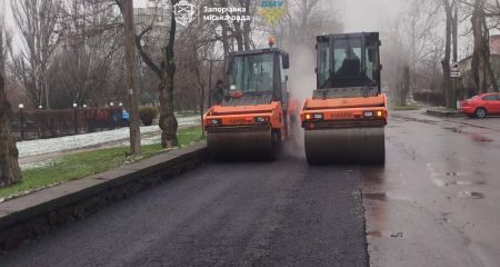 Дорогу з інтенсивним рухом ремонтують в одному з районів Запоріжжя