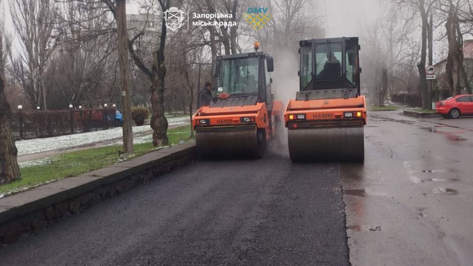 Дорогу з інтенсивним рухом ремонтують в одному з районів Запоріжжя