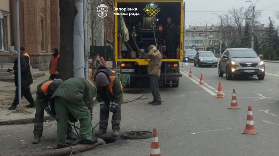 Підготовка до негоди: як у Запоріжжі усували засмічення зливових каналізацій