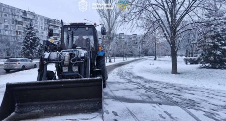 Десятки людей і спецтехніку вивели у Запоріжжі після першого снігопаду