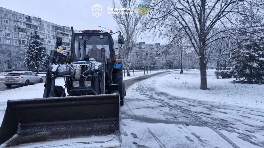 Десятки людей и спецтехнику вывели в Запорожье после первого снегопада