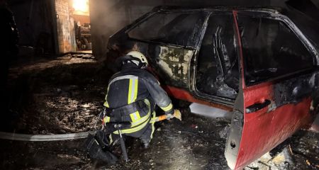 Легковик згорів біля гаражів у Запоріжжі