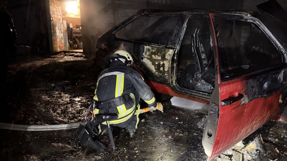 Легковик згорів біля гаражів у Запоріжжі