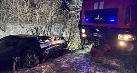 Снесло с дороги из-за непогоды: запорожские спасатели отбуксировали четыре авто