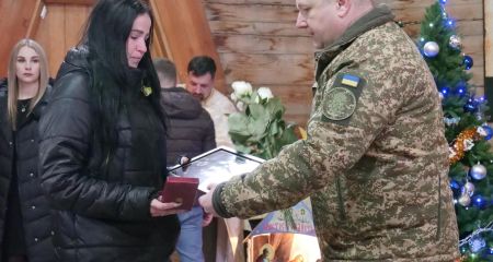 На запорожской Хортице семьям павших нацгвардейцев передали награды