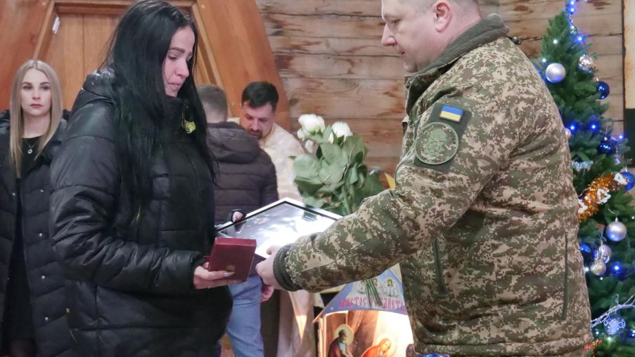 На запорізькій Хортиці родинам полеглих нацгвардійців передали нагороди