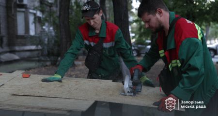 Пошкоджені понад 140 будинків: у Запоріжжі комунальники ліквідовують наслідки атаки РФ