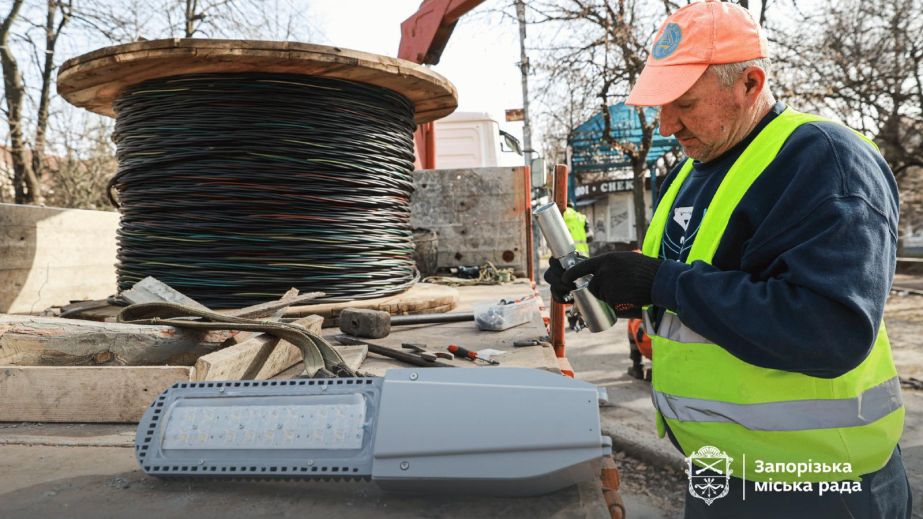 "Розумне" світло встановлюють на 13 вулицях та 25 переходах у Запоріжжі &ndash; локації