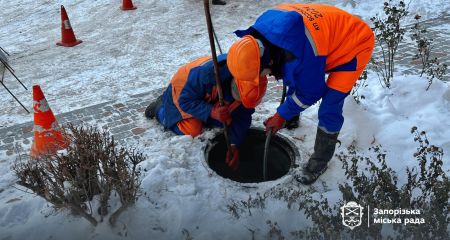 Мешканці запорізької багатоповерхівки перетворили каналізацію на смітник