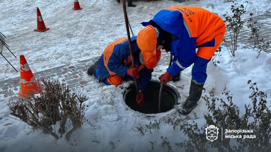 Жители запорожской многоэтажки превратили канализацию на помойку