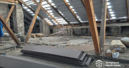 В Запорожье на площади Профсоюзов восстанавливают крышу после обстрела &ndash; сроки