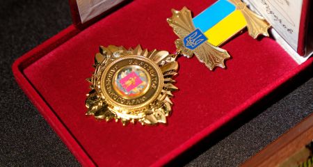 Более 60 запорожцев получили награды ко Дню Конституции