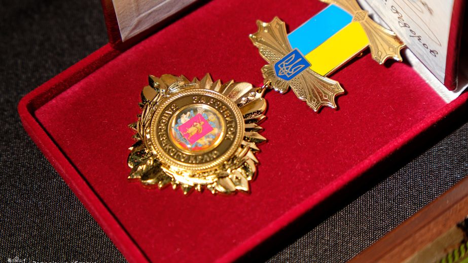 Более 60 запорожцев получили награды ко Дню Конституции