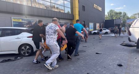 Через ворожий удар по центру Запоріжжя горить багатоповерхівка &ndash; вже троє поранених