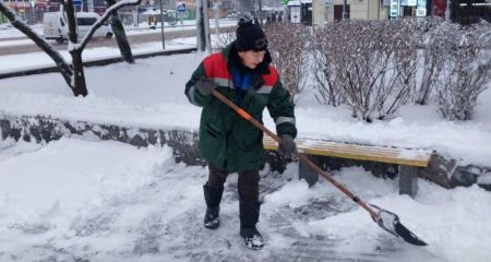 Дороги, парки и дворы: борьба со снегом продолжается в Запорожье