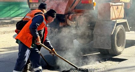 Почти 2,5 тысячи "квадратов" дорог обновили в Запорожье за неделю &ndash; результаты