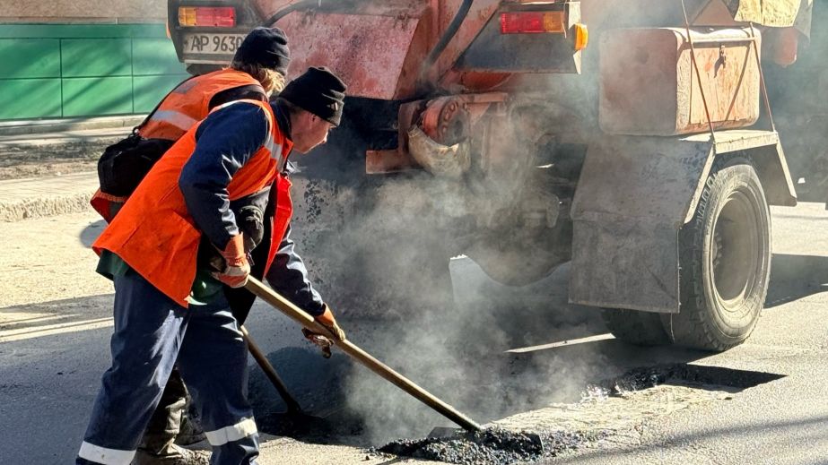 Почти 2,5 тысячи "квадратов" дорог обновили в Запорожье за неделю – результаты