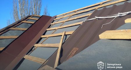 Понад 150 дахів відновили після ворожих ударів у запорізьких будинках