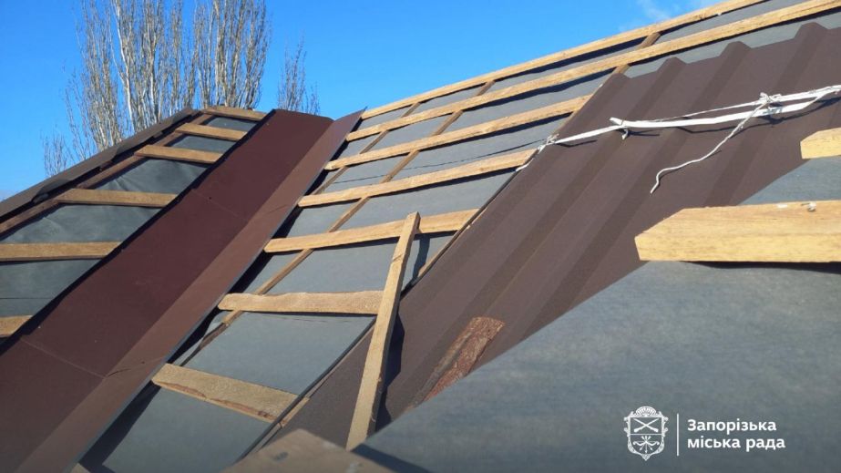 Понад 150 дахів відновили після ворожих ударів у запорізьких будинках