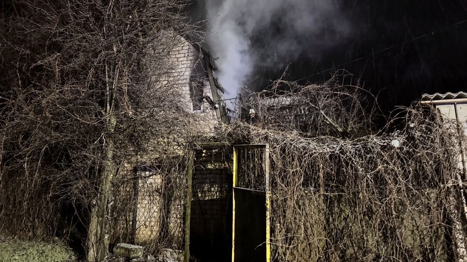 В Запорожском районе горела дача – кадры