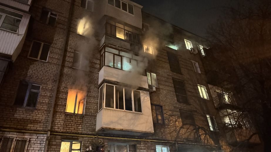 Багатоповерхівка палала в Запоріжжі: надзвичайники врятували дитину та чотирьох дорослих