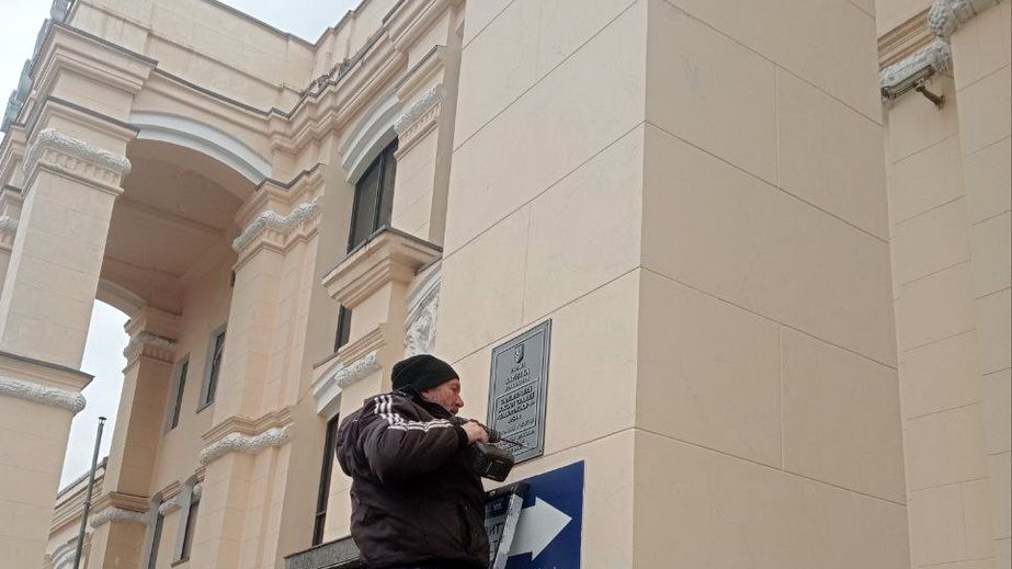 На вокзале "Запорожье-1" и еще на более чем 20 зданиях повесили таблички "памятник"