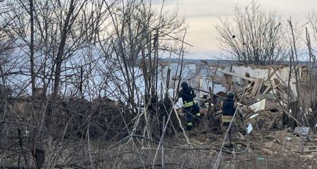 Будинок та автівки палали після російських ударів на Запоріжжі: є загиблий