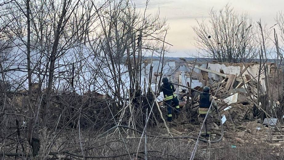 Дом и авто пылали после российских ударов на Запорожье: есть погибший