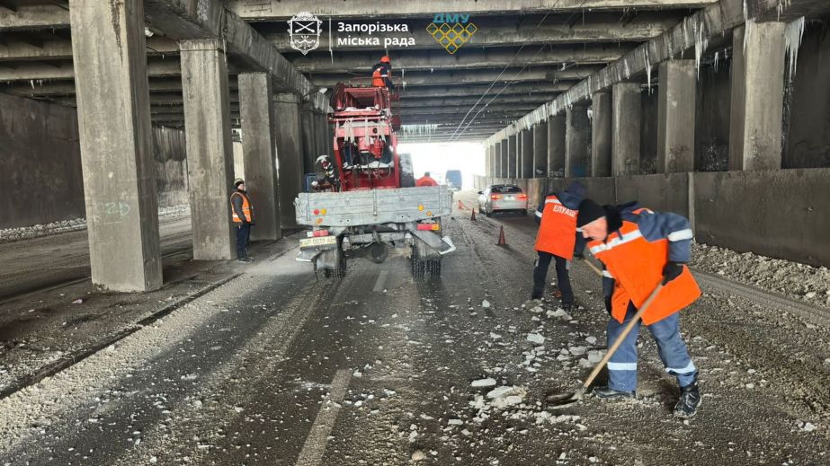 Из-за льда на запорожских мостах и путепроводах могут ограничить движение