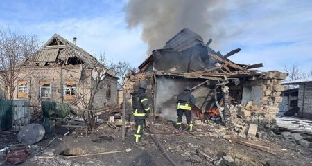 Дом и хозпостройка горели после обстрелов в Запорожском районе