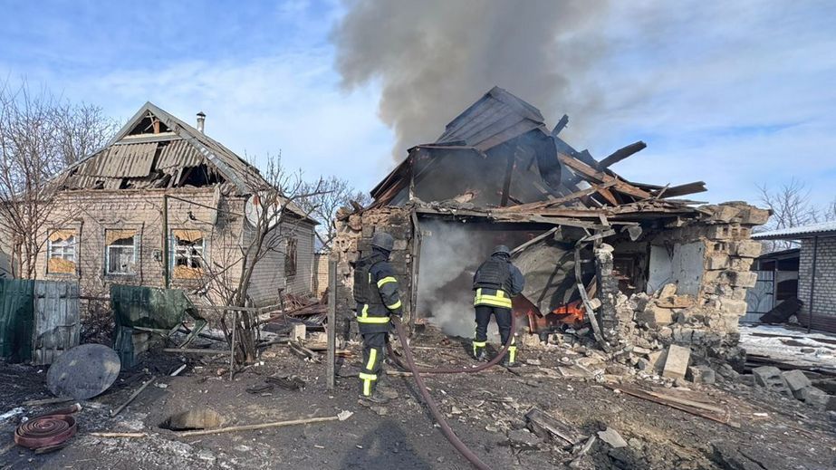 Дом и хозпостройка горели после обстрелов в Запорожском районе