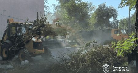 Хлам і битий посуд: поблизу скверу в Запоріжжі прибрали сміттєзвалище