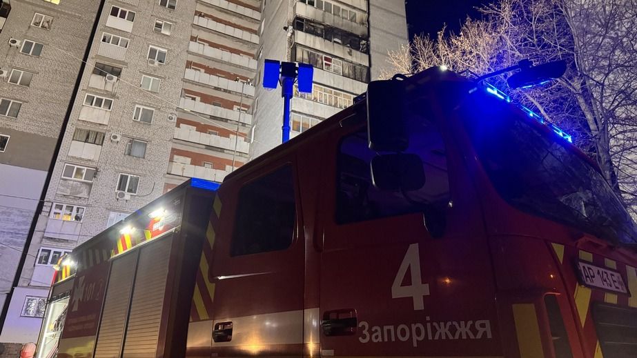 Пожар произошел в многоэтажке в Запорожье &ndash; кадры