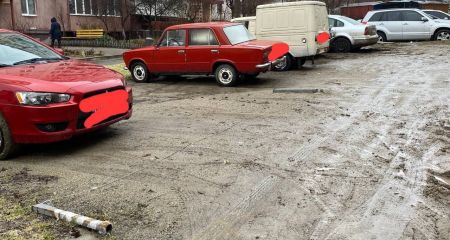 Парковку під вікнами прибрали в спальному районі Запоріжжя